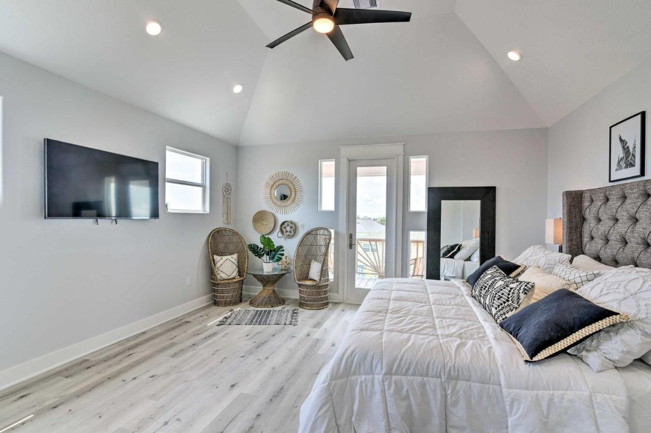 Chic Crystal Beach Escape With Deck - Walk To Beach! Bolivar Peninsula Ngoại thất bức ảnh